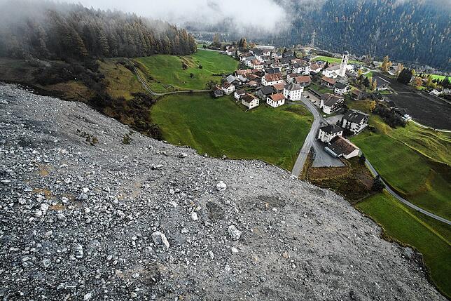 Blick auf Brienz in Brienz-Brinzauls im November 2024. Am 15. Juni 2023 erreichte ein Erdrutsch beinahe das damals evakuierte Dorf. Nun ...