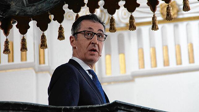 Cem Özdemir spricht bei der Kanzelrede in der Stadtkirche Sankt Johann über die Bedeutung von Kompromissen in der Politik.