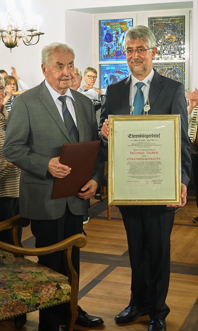 Ausgezeichnet: Für fünf Jahrzehnte Engagement für Wehr und Öflingen überreichte Bürgermeister Michael Thater am Samstag die ...
