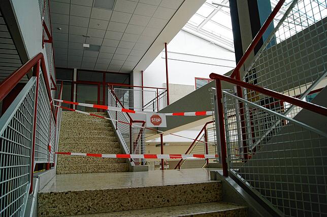 Die Treppe in das Obergeschoss der Realschule kann nur von je einer Seite genutzt werden – eine weitere Maßnahme um Kontakt zu ...