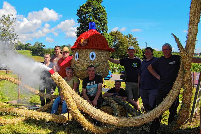 Bild 5: Aufbauarbeiten zum 11. Höchenschwander Strohskulpturen-Wettbewerb mit Bauernmarkt in Höchenschwand