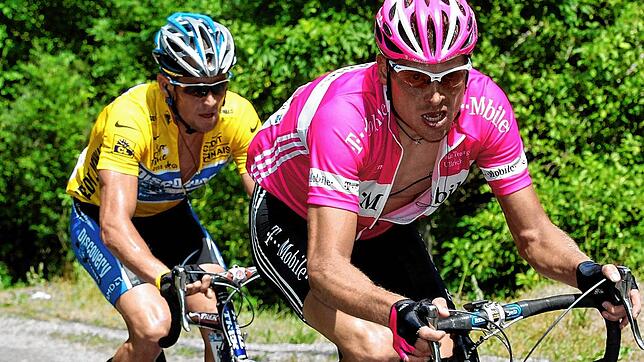 Die öffentliche Ächtung wegen ihrer Doping-Vergehen haben die einst erbitterten Radsport-Rivalen Jan Ullrich (r) und Lance Armstrong ...