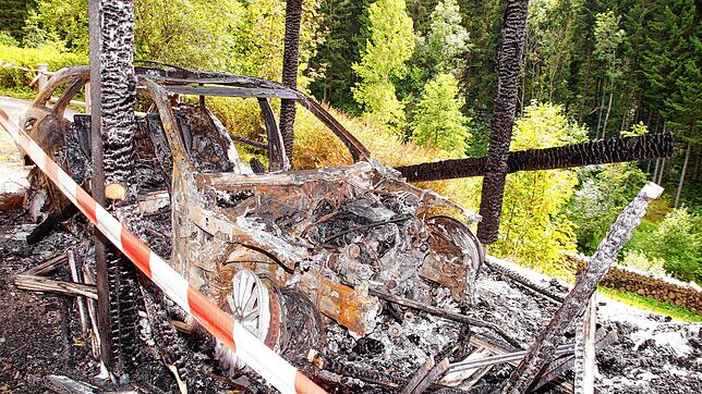 Das Bild zeigt die Situation kurz nach dem Brand im August 2023, nachdem bei der Familie Scherzinger in Gütenbach ein Carport samt Auto ...
