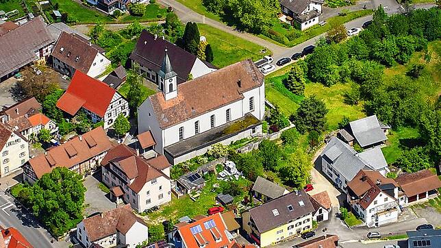 Luftbild von Nenzingen mit St. Ulrich. Ein Archivbild aus dem Mai 2019.