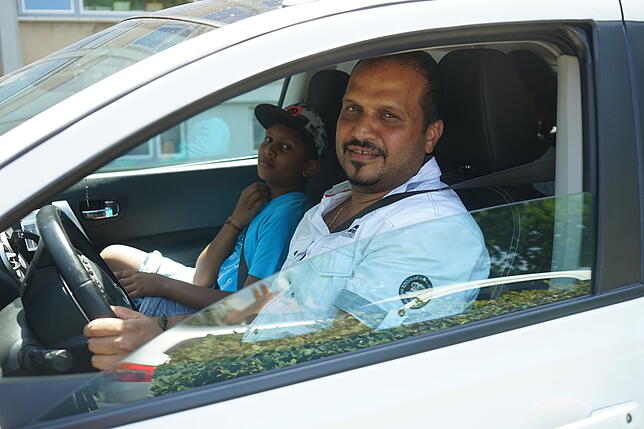 Sheruce Tahmini, mit ihm im Auto Sohn und Tochter.