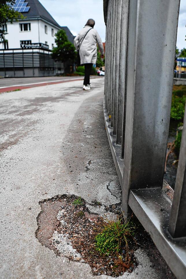 An vielen Stellen, wie hier auf dem Fußweg, ist der Beton auf der Käferbrücke abgeplatzt. Die Betonsanierung ist ein Teil der Maßnahmen, ...