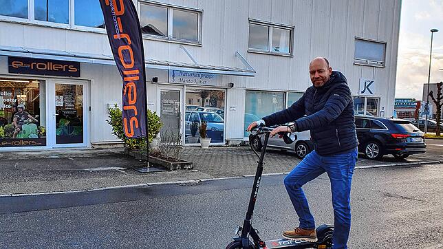 Thomas Zirkel hat sich vor zwölf Jahren in Markdorf auf zweirädrige Elektromobilität spezialisiert, vom E-Roller-Förderprogramm der ...
