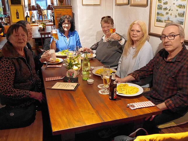 Diese Freunde genießen einen gemeinsamen Abend im Guten Hirten (von links): Ursula Steinbach, Anne Zepf, Coni Heger, Petra Jäger, ...