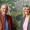 Sie gestalten die Gemeinde mit: Der ehemalige Bauamtsleiter Bernd Caldart und die neue Bauamtsleiterin Corinne-Cathleen Jahn vor einem ...