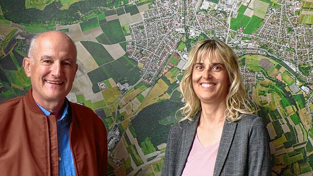 Sie gestalten die Gemeinde mit: Der ehemalige Bauamtsleiter Bernd Caldart und die neue Bauamtsleiterin Corinne-Cathleen Jahn vor einem ...