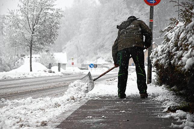 Mit der weißen Pracht kommt die Arbeit: Nicht nur wie hier in Zizenhausen sah man Menschen den frisch gefallenen Schnee von den Gehwegen ...