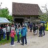 Die Gäste der Ausstellungseröffnung im Freilichtmuseum Neuhausen ob Eck vor dem Haus Mennwangen.