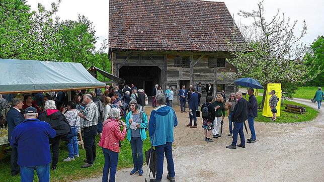 Die Gäste der Ausstellungseröffnung im Freilichtmuseum Neuhausen ob Eck vor dem Haus Mennwangen.
