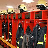 Jeder Feuerwehraktive hat seinen eigenen Spind samt kleinem Schließfach.