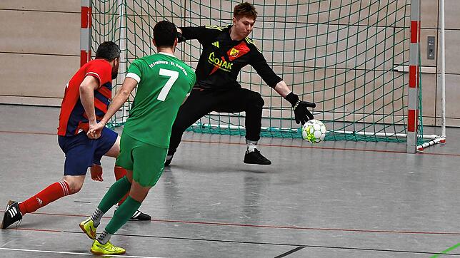 Gehalten: Torwart Niklas Frey klärt zwar diesen Schuss von Marius Aich (Nr. 7), konnte aber am Ende die 4:9-Niederlage des SC ...