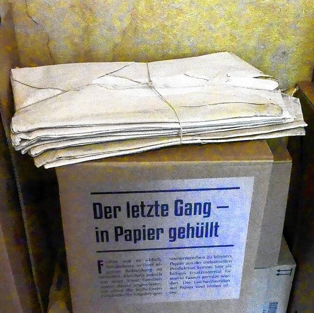 Der letzte Gang – Totenhemd aus Papier.