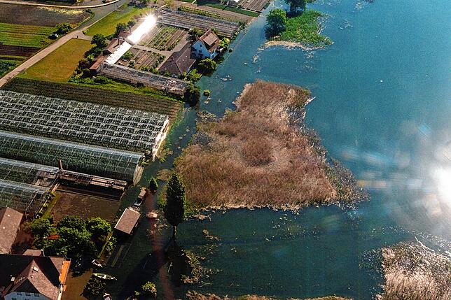 Das Wasser drückt auch auf der Insel an Land.