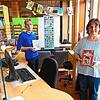 Beata Vogt (links) und Gabriele Schuler: Sorgsam suchen sie die Werke aus.
