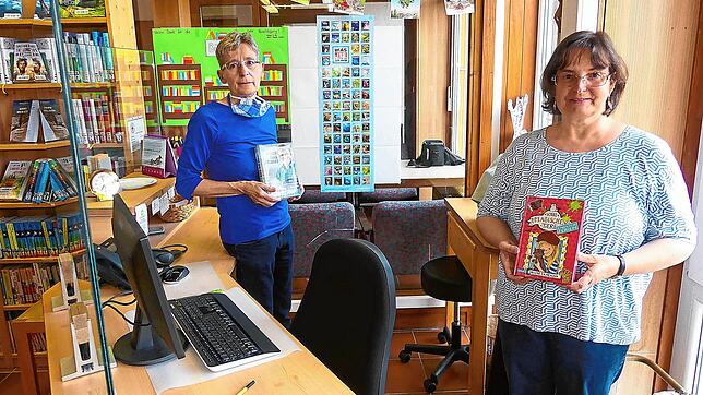 Beata Vogt (links) und Gabriele Schuler: Sorgsam suchen sie die Werke aus.