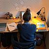 Deborah Zappata bereitet den Online-Unterricht für ihre Schüler vor.