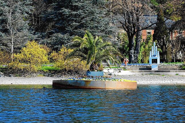 Mittlerweile schwimmt die Insel mit der Palme wieder vor den Villengärten.