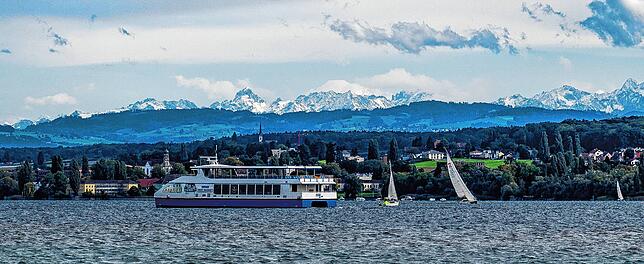 Das Elektroschiff MS „Insel Mainau“, das in der Saison künftig zwischen Blumeninsel und Unteruhldingen pendelt, vor der ...