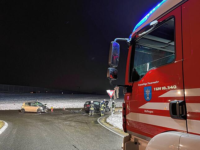 Bei einem Unfall auf der B 31 werden am Samstagabend drei Erwachsene leicht verletzt. Zwei Kleinkinder bleiben unverletzt.