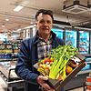SÜDKURIER-Hincooker Andreas Schuler mit einer Überraschungsbox von Denns BioMarkt in Konstanz – für 3,90 Euro statt 12 Euro.