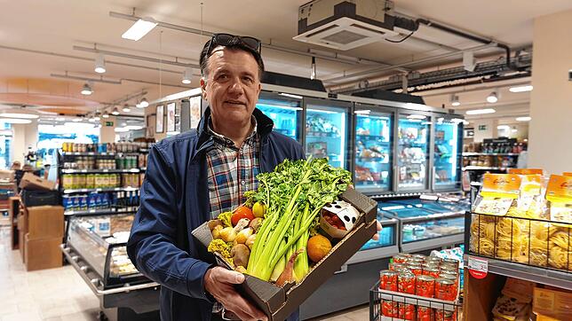 SÜDKURIER-Hincooker Andreas Schuler mit einer Überraschungsbox von Denns BioMarkt in Konstanz – für 3,90 Euro statt 12 Euro.