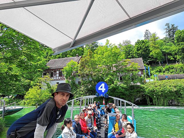 Dirk Tatze fährt Touristen mit seinem Boot 15 Minuten lang über den Rhein und nah zum Rheinfall.