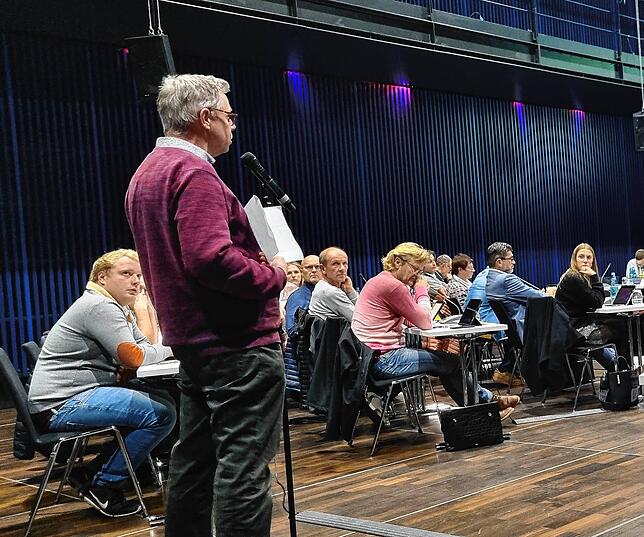 Frank-Peter Nickel (links) macht seinem Ärger über die Baustelle in der Friedrich-Ebert-Straße in der Gemeinderatsitzung Luft.