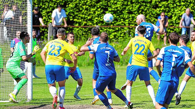 Das 4:0 per Kopfball durch Daniel Philipp. Der FC Radolfzell siegte mit 5:1 gegen den FC Singen.