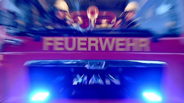 Ein Fußgänger wird in Reutlingen bei einem Feuerwehreinsatz lebensgefährlich verletzt. (Symbolbild)