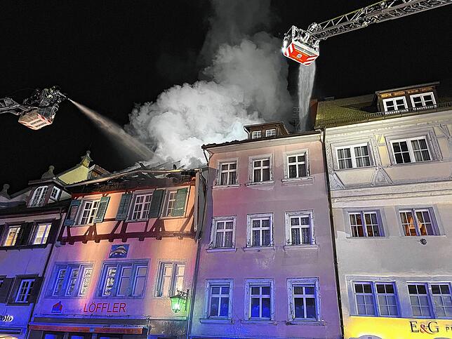 Mit zwei Drehleitern und viel Löschwasser bekämpfte die Feuerwehr den Brand an der Hofstatt.