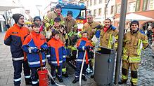 Gemeinsam schaffen wir das: Die Villinger Aktiven der Feuerwehr greifen dem Nachwuchs beim Fähnle-Aufhängen seit Jahrzehnten unter die Arme.
