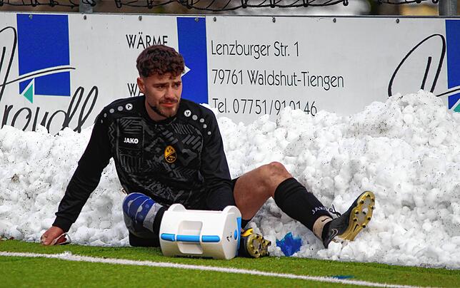 Frust pur: Marius Schäfer war nach dem 1:4 des SV Nöggenschwiel beim SV Eschbach – auf dem einzigen schneefreien Platz im Bezirk ...