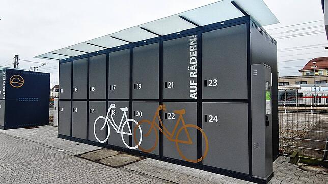 Zwei Fahrradboxen für 24 Fahrräder stehen seit Juni 2024 am Singener Bahnhof für Pendler bereit. Auch E-Bikes können hier sicher ...