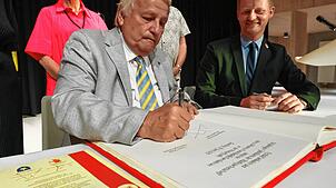Der Bürgermeister von Istres, François Bernardini, (links) und der Radolfzeller Oberbürgermeister Simon Gröger bekräftigen mit der ...