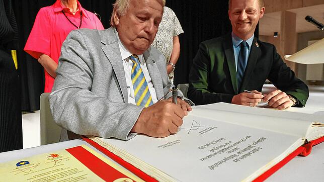 Der Bürgermeister von Istres, François Bernardini, (links) und der Radolfzeller Oberbürgermeister Simon Gröger bekräftigen mit der ...