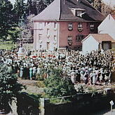 Der damalige Pfarrer, Willi Wellinger, setzt den ersten Spatenstich für den Neubau der Kirche am Fronleichnamstag im Juni 1960. Eine ...