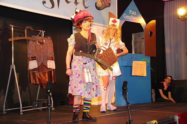 S‘Buurewieb (Kiri Lauterbach) und Oberschwester Rabiata (Heike Görlacher), ein Duo, das die Lachmuskeln strapaziert.
