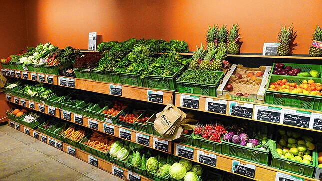 Frisches Obst und Gemüse – teilweise ebenfalls vom Lehenhof – wird appetitlich präsentiert und findet viele Kunden.