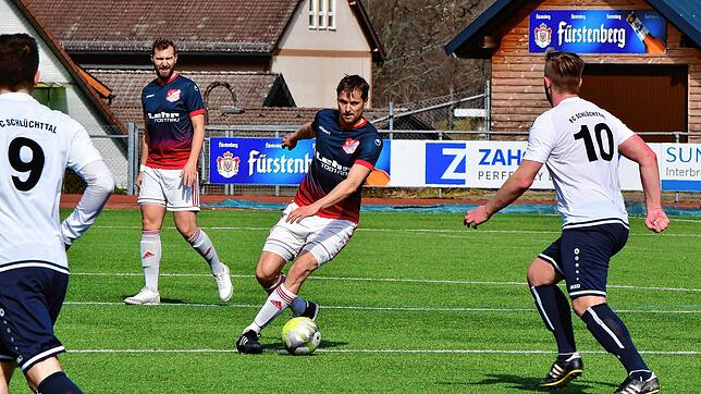 Später Ausgleich: Trainer Tim Behringer lief erstmals in dieser Saison beim FC Schönau selbst auf und sicherte seiner Elf beim VfB ...