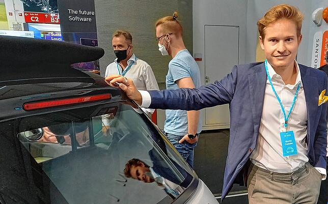 Microlino-Mitgründer Merlin Ouboter steht vor dem Microlino 2.0. Schweizer Kleinwagen mit E-Antrieb.