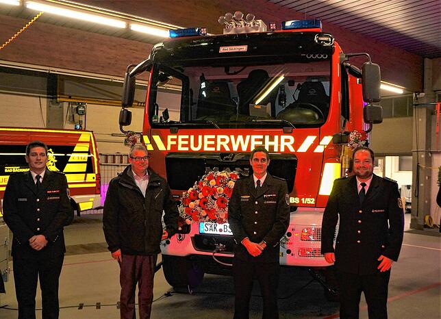 Bei der Fahrzeugweihe des neuen 340 PS starken Rüstfahrzeuges, die am Donnerstagabend im Gerätehaus in Obersäckingen stattfand, dankten ...