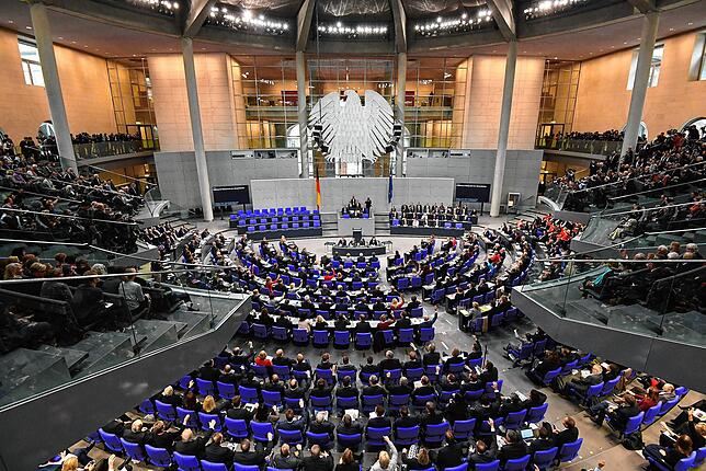 Der Plenarsaal des Deutschen Bundestags im Reichstagsgebäude. Hier vertreten in den kommenden vier Jahren zahlreiche Abgeordnete aus ...