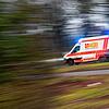 Ein Rettungswagen fährt auf dem Beispielbild mit Blaulicht zum Einsatzort.