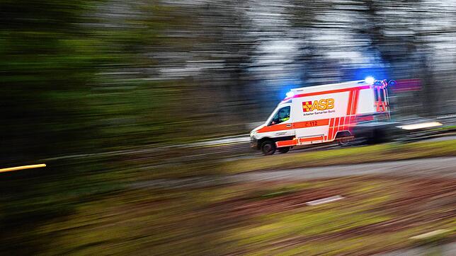 Ein Rettungswagen fährt auf dem Beispielbild mit Blaulicht zum Einsatzort.