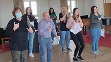 Die Musical-Truppe darf wieder fleißig proben. Im März 2020 musste das Musical &bdquo;Annie&ldquo; aufgrund der Corona-Pandemie auf Eis ...