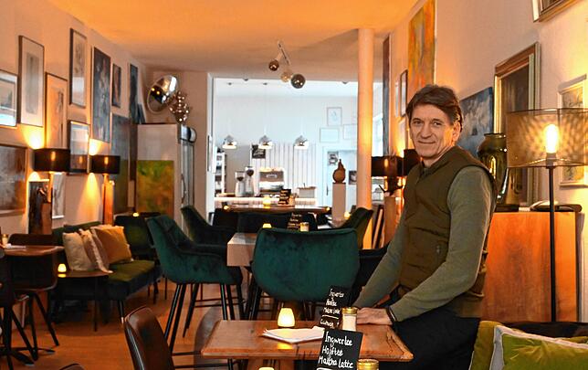 Dejan Ljubicic in seinem Portal Café in der Hafenstraße. Sein Angebot sei vegan und überwiegend biologisch, sagt er. Die Kuchen backe er ...